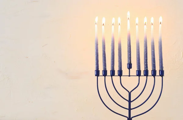 Vallási kép zsidó ünnep Hanuka háttér menorah (hagyományos candelabra) és gyertyák — Stock Fotó