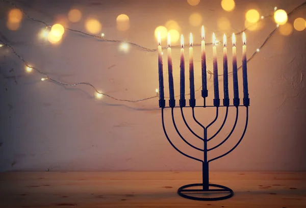 Religione immagine di festa ebraica Hanukkah sfondo con menorah (candelabro tradizionale) e candele — Foto Stock
