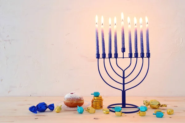 Religijny obraz żydowskiego święta Chanuka tło z menorah (tradycyjny świecznik), spinning top i pączek — Zdjęcie stockowe