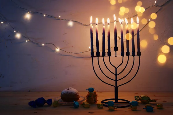 Imagen religiosa de vacaciones judías fondo Hanukkah con menorah (candelabros tradicionales), peonza y rosquilla —  Fotos de Stock