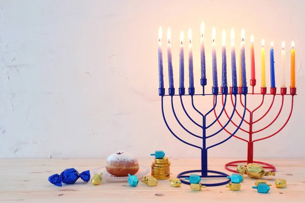 Imagen religiosa de vacaciones judías fondo Hanukkah con menorah (candelabros tradicionales), peonza y rosquilla —  Fotos de Stock