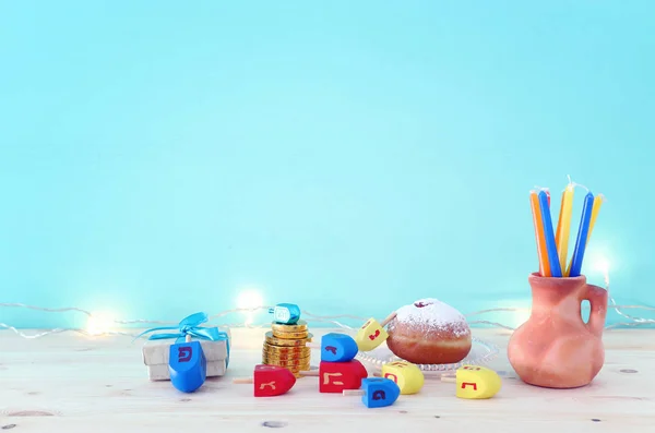 Religionsbild des jüdischen Feiertags Chanukka Hintergrund mit Kreisel und Donut — Stockfoto