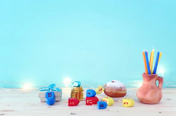 Religión imagen de vacaciones judías Hanukkah fondo con la tapa giratoria y donut —  Fotos de Stock