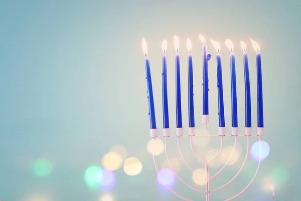 Religion Bild des jüdischen Feiertags Chanukka Hintergrund mit Menora (traditionelle Leuchter) und Kerzen — Stockfoto