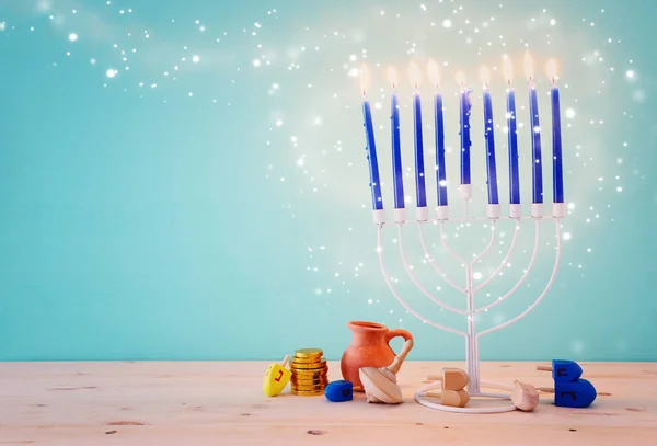 Religião imagem de feriado judaico Hanukkah fundo com menorah (candelabro tradicional) e dreidels — Fotografia de Stock