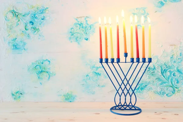 Menorah (geleneksel şamdan) ve mumlarla Yahudi bayramı Hanuka arkaplanının dini görüntüsü — Stok fotoğraf