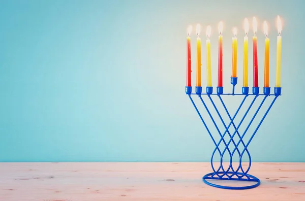 Religião imagem de feriado judaico Hanukkah fundo com menorah (candelabro tradicional) e velas sobre fundo azul pastel — Fotografia de Stock
