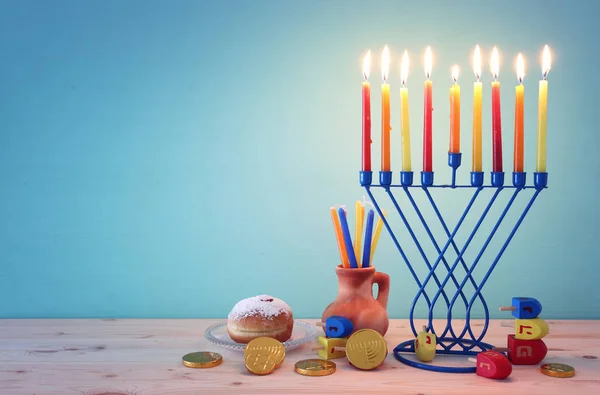 Religião imagem de feriado judaico Hanukkah fundo com menorah (candelabro tradicional), spinning top e donut — Fotografia de Stock