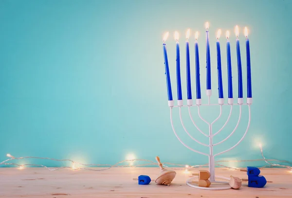 Religionsbild des jüdischen Feiertags Chanukka Hintergrund mit Menora (traditioneller Leuchter) und Dreidels — Stockfoto