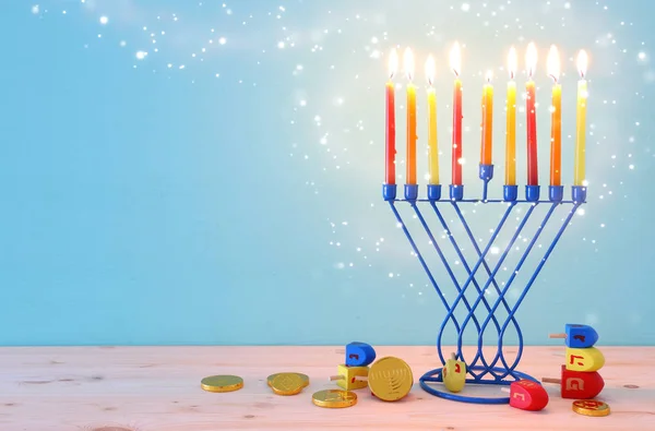 Θρησκευτική εικόνα της εβραϊκής διακοπές Hanukkah φόντο με μενόρα (παραδοσιακά κηροπήγια) και dreidels — Φωτογραφία Αρχείου