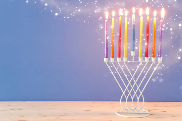 Religie beeld van joodse vakantie Chanoeka achtergrond met menorah (traditionele kandelaar) en kaarsen — Stockfoto