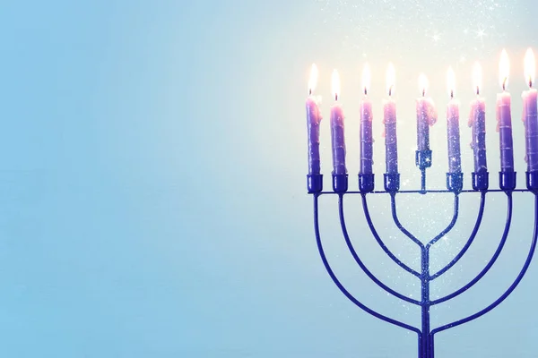 Релігійне зображення єврейського свята Ханука з мерами (традиційні канделябри) та свічками — стокове фото