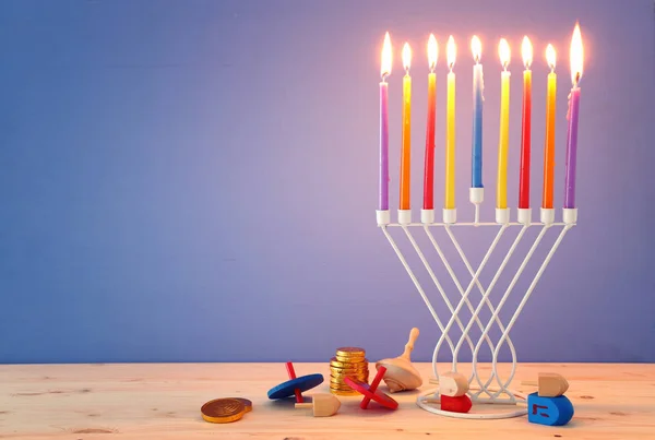 Religião imagem de feriado judaico Hanukkah fundo com menorah (candelabro tradicional) e spinning top — Fotografia de Stock