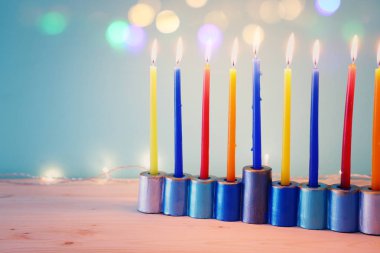 Menorah (geleneksel şamdan) ve mumlarla Yahudi bayramı Hanuka arkaplanının dini görüntüsü