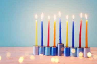 Menorah (geleneksel şamdan) ve mumlarla Yahudi bayramı Hanuka arkaplanının dini görüntüsü