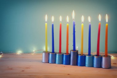 Menorah (geleneksel şamdan) ve mumlarla Yahudi bayramı Hanuka arkaplanının dini görüntüsü