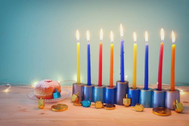 Menorah (geleneksel şamdan), dönen top ve donut ile Yahudi bayramı Hanuka arkaplan resmi