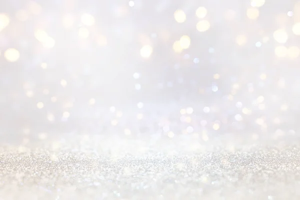 Abstracte achtergrond van glitter vintage lichten. zilver, goud en wit. gedeconcentreerd — Stockfoto