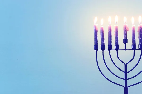 ユダヤ教の休日のイメージmenorah(伝統的な燭台)とキャンドルとハヌカの背景 — ストック写真