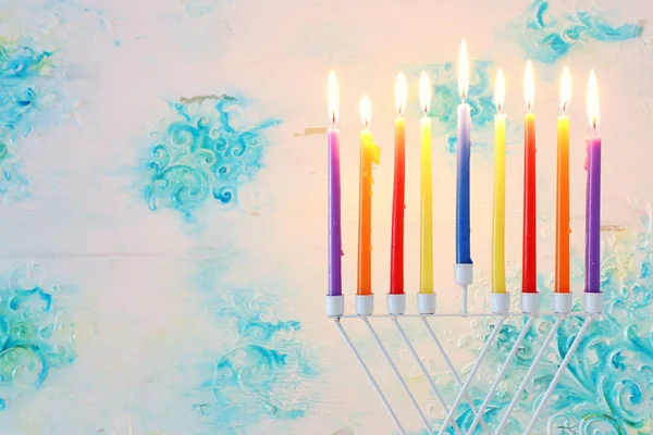犹太节日光明节的宗教图像，背景为传统烛台和蜡烛 — 图库照片