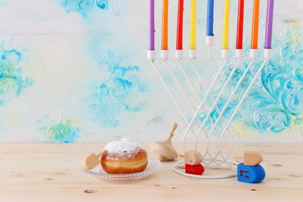 Imagen religiosa de vacaciones judías fondo Hanukkah con menorah (candelabros tradicionales), peonza y rosquilla —  Fotos de Stock