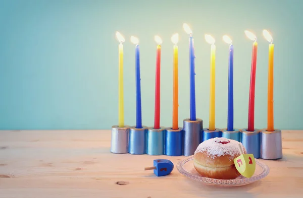 Religion bild av judisk semester Hanukkah bakgrund med menorah (traditionell kandelabra), spinning topp och munk över pastell bakgrund — Stockfoto