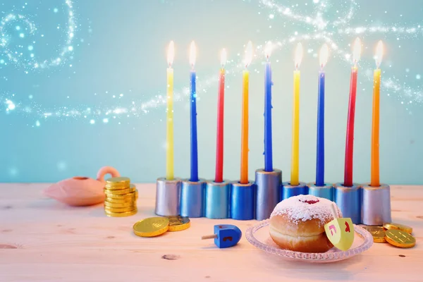 Religião imagem de feriado judaico Hanukkah fundo com menorah (candelabro tradicional), spinning top e donut — Fotografia de Stock
