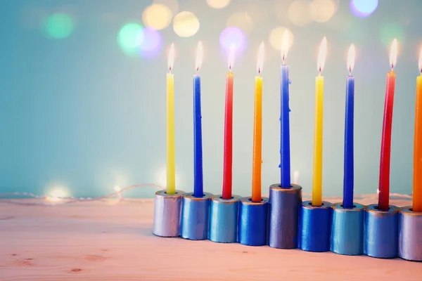 Imagen religiosa de las vacaciones judías fondo de Hanukkah con menorah (candelabros tradicionales) y velas —  Fotos de Stock