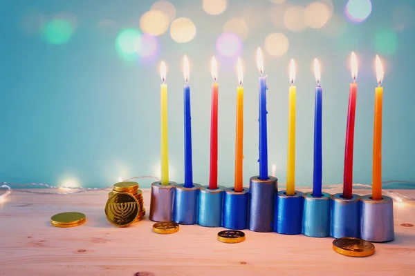 Imagen religiosa de vacaciones judías Hanukkah fondo con menorah (candelabros tradicionales) y la tapa giratoria —  Fotos de Stock