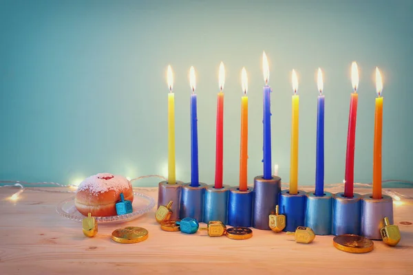 Religionsbild des jüdischen Feiertags Chanukka Hintergrund mit Menora (traditioneller Leuchter), Kreisel und Donut — Stockfoto