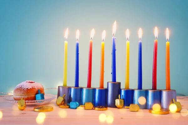 Imagen religiosa de vacaciones judías fondo Hanukkah con menorah (candelabros tradicionales), peonza y rosquilla —  Fotos de Stock