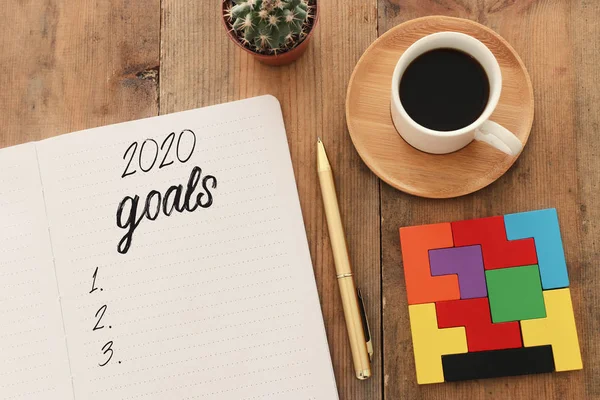 Conceito de negócio de vista superior 2020 lista de metas com notebook, xícara de café sobre mesa de madeira — Fotografia de Stock