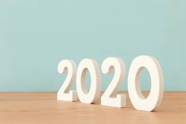 Yeni yıl 2020 konsepti. Tahta üzerinde iş fikri