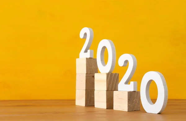 Концепція Нового 2020 року. бізнес ідея над дерев'яною дошкою — стокове фото