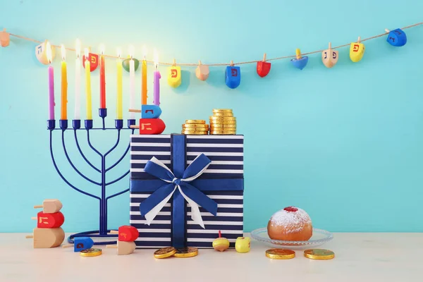 ユダヤ教の休日のイメージmenorah(伝統的な燭台) 、回転トップとドーナツとハヌカの背景 — ストック写真