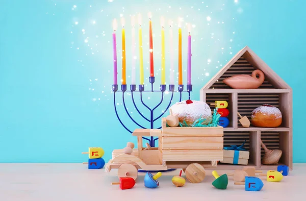 Imagen religiosa de vacaciones judías fondo Hanukkah con menorah (candelabros tradicionales), peonza y rosquilla —  Fotos de Stock