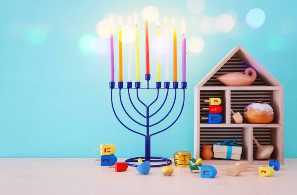 Religião imagem de feriado judaico Hanukkah fundo com menorah (candelabro tradicional), spinning top e donut — Fotografia de Stock