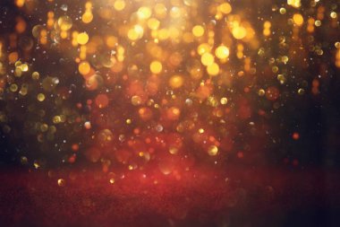 Soyut kırmızı, altın ve siyah parıltılı ışıkların arkaplanı. Odaklanamadı