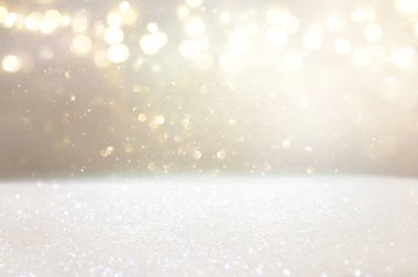 Parlak klasik ışıkların soyut arkaplanı. Gümüş, altın ve beyaz. Odaklanmamış