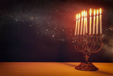 Menorah (geleneksel şamdan) ve mumlarla Yahudi bayramı Hanuka arkaplanının dini görüntüsü