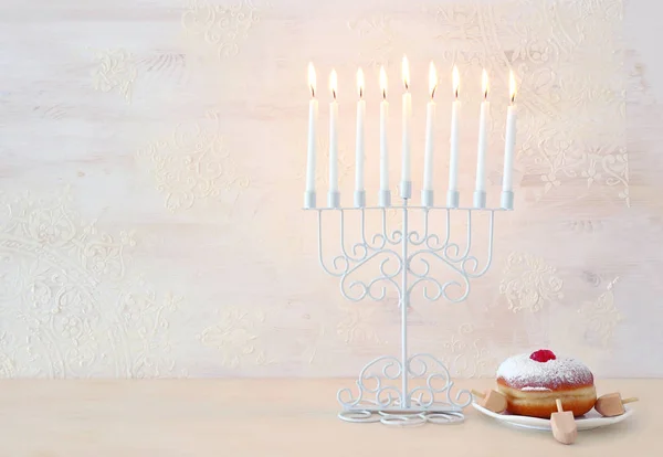 Imagen religiosa de vacaciones judías fondo Hanukkah con menorah (candelabro tradicional), peonza y rosquilla sobre fondo blanco — Foto de Stock