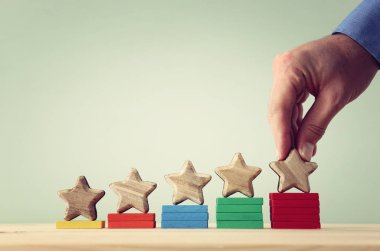 Beş yıldızlı bir hedef belirlemenin iş konsepti imajı. Derecelendirme, sıralama, değerlendirme ve sınıflandırma fikrini yükselt