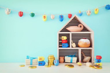 Musevi bayramı arkaplanının başlıklı ve donutlu resmi