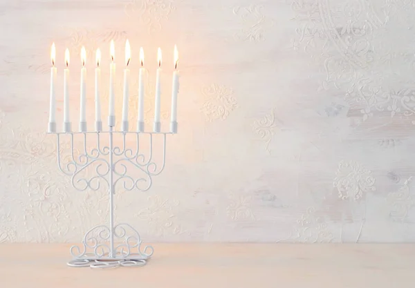 Imagen religiosa de las vacaciones judías fondo de Hanukkah con menorah (candelabros tradicionales) y velas sobre fondo blanco —  Fotos de Stock