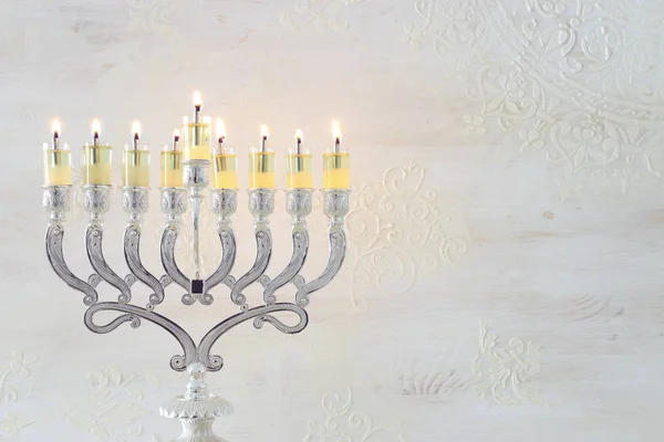 Religion image de fête juive Hanoukka fond avec menorah (candélabre traditionnel) et bougies à l'huile sur fond blanc — Photo