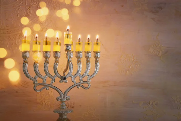 Imagen religiosa de las vacaciones judías fondo Hanukkah con menorah (candelabros tradicionales) y velas de aceite sobre fondo blanco —  Fotos de Stock