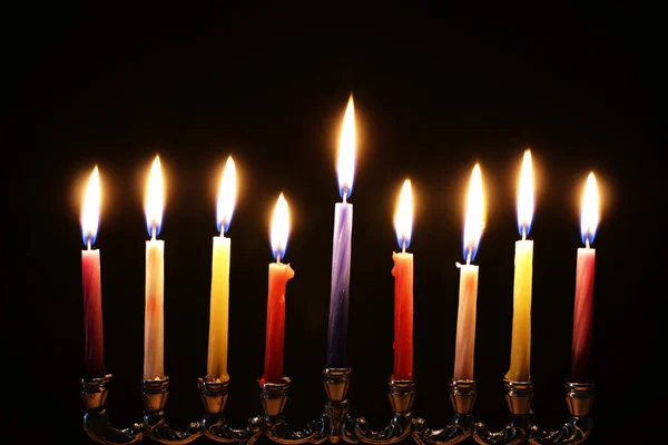 Imagen religiosa de las vacaciones judías fondo de Hanukkah con menorah (candelabros tradicionales) y velas — Foto de Stock