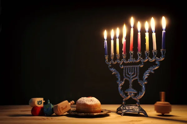 Vallási kép zsidó ünnep Hanuka háttér menorah (hagyományos candelabra), forgó tetején és fánk — Stock Fotó