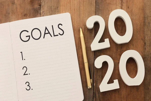 2020 목표 목록 목조 책상 위에 노트북을 올려 놓은 비즈니스 개념 2020 목표 — 스톡 사진