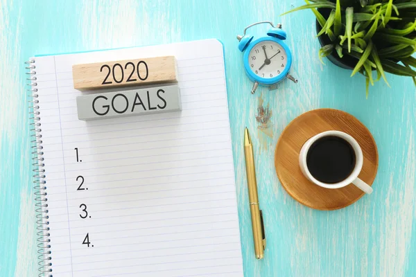 Üst görünüm iş konsepti 2020 gol listesi, not defteri, ahşap masa üzerinde bir fincan kahve — Stok fotoğraf